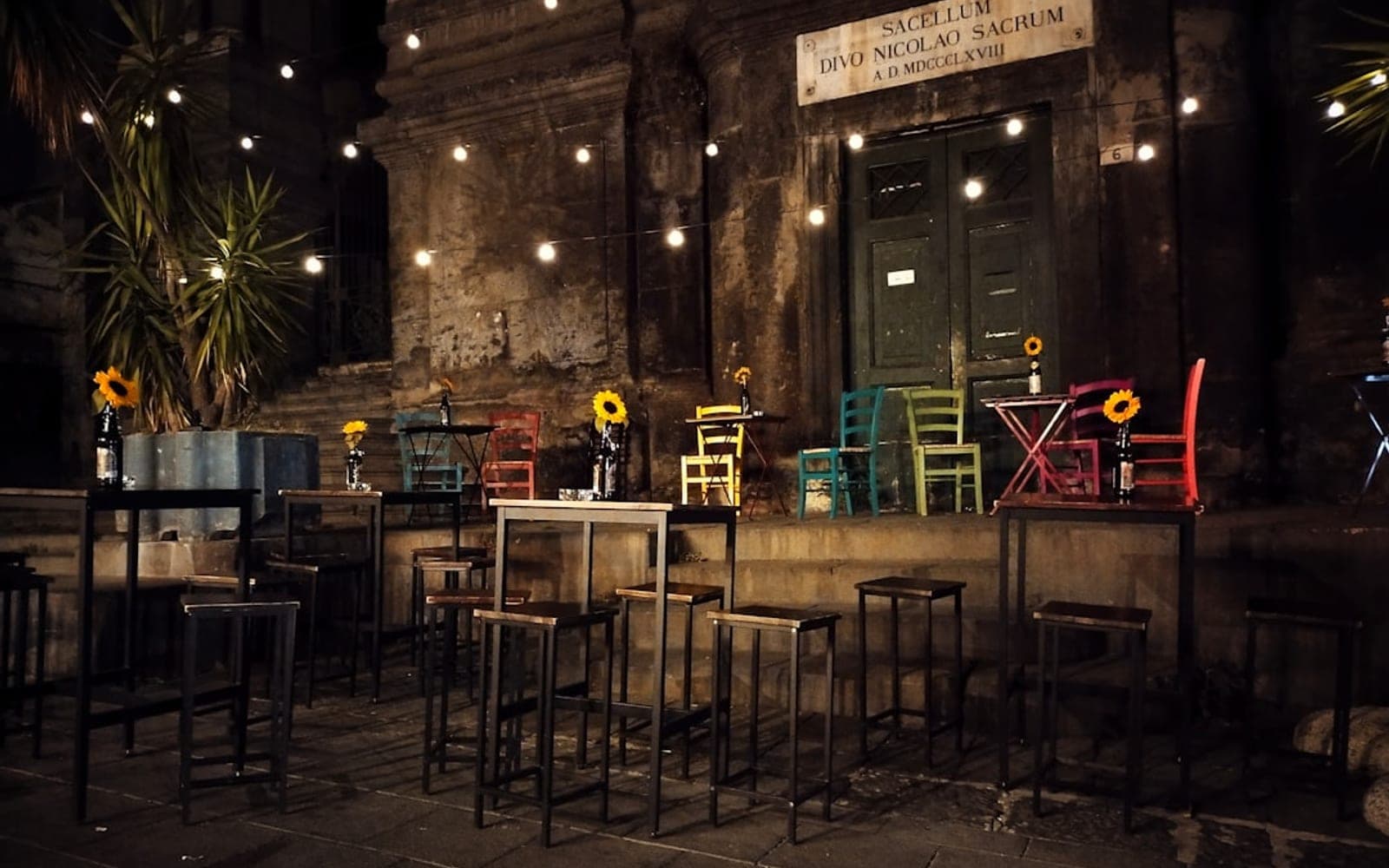 A group of tables and chairs sitting outside of a building